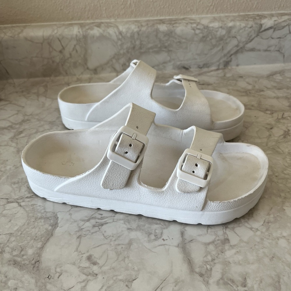 Forever 21 Sandals White Size 9 Buckle Straps Platform Slides